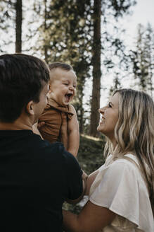 Glückliche Familie mit kleinem Sohn auf einer Wanderung im Wald, Schwaegalp, Nesslau, Schweiz - LHPF01085