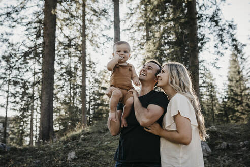 Glückliche Familie mit kleinem Sohn auf einer Wanderung im Wald, Schwaegalp, Nesslau, Schweiz - LHPF01088