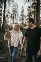 Glückliche Familie mit kleinem Sohn auf einer Wanderung im Wald, Schwaegalp, Nesslau, Schweiz - LHPF01091