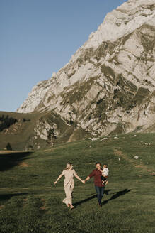 Glückliche Familie mit kleinem Sohn auf einer Wanderung auf einer Alpwiese, Schwaegalp, Nesslau, Schweiz - LHPF01092