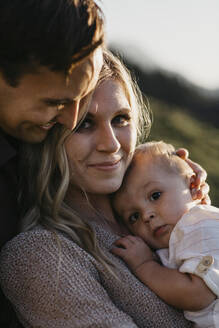 Porträt einer liebevollen Familie mit kleinem Sohn im Freien - LHPF01104