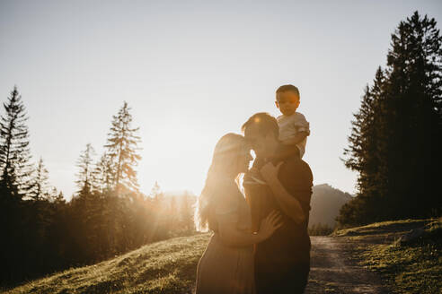 Liebevolle Familie mit kleinem Sohn auf einer Wanderung bei Sonnenuntergang, Schwaegalp, Nesslau, Schweiz - LHPF01109