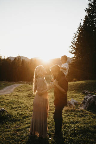 Glückliche Familie mit kleinem Sohn auf einer Wanderung bei Sonnenuntergang, Schwaegalp, Nesslau, Schweiz, lizenzfreies Stockfoto
