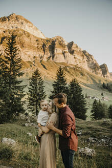 Liebevolle Familie mit kleinem Sohn auf einer Wanderung, Schwaegalp, Nesslau, Schweiz - LHPF01129