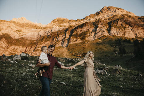 Glückliche Familie mit kleinem Sohn auf einer Wanderung bei Sonnenuntergang, Schwaegalp, Nesslau, Schweiz - LHPF01131