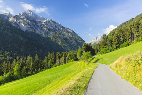 Österreich, Kärnten, Blick auf die Gailtaler Polinik und die leere Bergstraße im Sommer - AIF00684