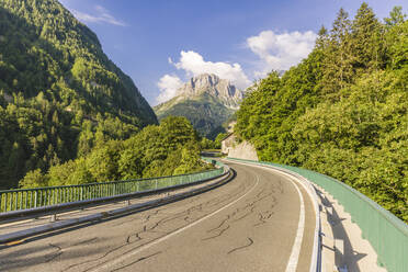 Österreich, Kärnten, Leere Landstraße über den Plockenpass im Sommer - AIF00685