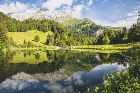 Österreich, Kärnten, Blick auf den glänzenden See in den Karnischen Alpen, lizenzfreies Stockfoto