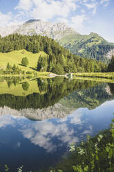 Österreich, Kärnten, Blick auf den glänzenden See in den Karnischen Alpen - AIF00691