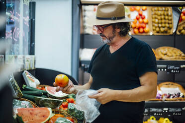 Senior man buying food in a supermarket - CJMF00114