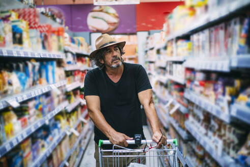 Älterer Mann beim Einkaufen in einem Supermarkt - CJMF00120