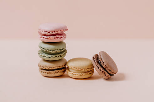 Macaroons on pink background - JMHMF00001