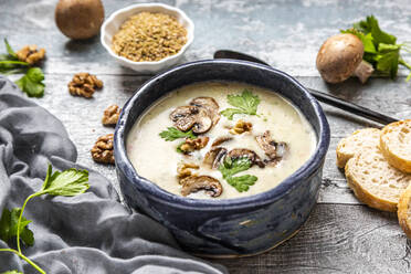 Schüssel Dinkelsuppe mit Champignons, Walnüssen und Petersilie - SARF04379