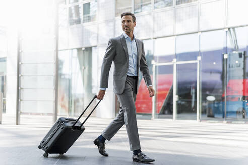 Businessman with baggage on the go - DIGF08447