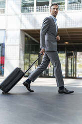 Businessman with baggage on the go - DIGF08448