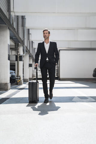 Geschäftsmann mit Gepäck auf dem Weg, lizenzfreies Stockfoto
