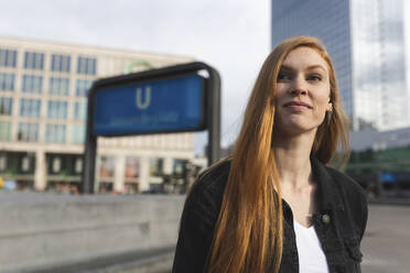 Porträt einer rothaarigen jungen Frau am Alexanderplatz, Berlin, Deutschland - WPEF01995