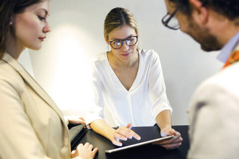 Geschäftsleute treffen sich am Empfang in einem modernen Büro, lizenzfreies Stockfoto