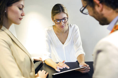 Business people meeting at reception in modern office - JSRF00666