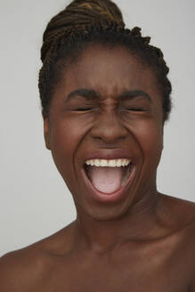 Portrait of African woman, screaming - PGCF00032