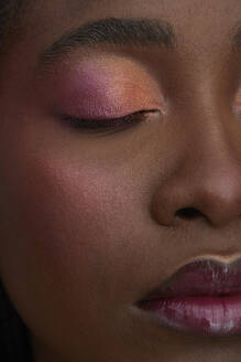Porträt einer afrikanischen Frau, geschlossenes Auge, Nahaufnahme, Make-up - PGCF00035