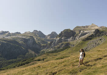 Frau beim Wandern in den Bergen, Ordesa-Nationalpark, Aragonien, Spanien - AHSF00848