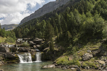 Wasserfall in den Bergen, Ordesa-Nationalpark, Aragonien, Spanien - AHSF00849