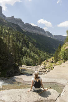 Rückansicht einer Frau, die die Aussicht in den Bergen genießt, Ordesa-Nationalpark, Aragonien, Spanien - AHSF00850