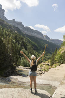 Rückansicht einer glücklichen Frau, die die Aussicht in den Bergen genießt, Ordesa-Nationalpark, Aragonien, Spanien - AHSF00851