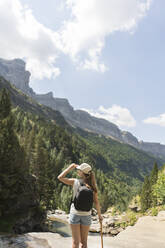 Rückansicht einer Frau, die die Aussicht in den Bergen genießt, Ordesa-Nationalpark, Aragonien, Spanien - AHSF00853