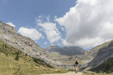 Rückansicht einer Frau auf einem Wanderweg in den Bergen, Nationalpark Ordesa, Aragonien, Spanien - AHSF00856