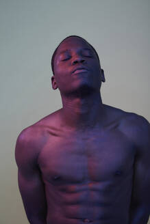 Porträt eines afrikanischen Mannes mit geschlossenen Augen - PGCF00046