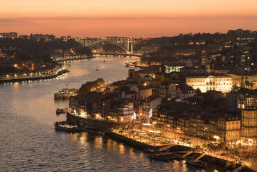 Panoramablick auf Porto bei Sonnenuntergang, Portugal - AHSF00858