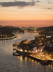 Panoramablick auf Porto bei Sonnenuntergang, Portugal - AHSF00859