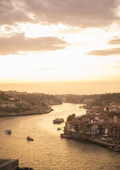 Panoramablick auf Porto bei Sonnenuntergang, Portugal - AHSF00865