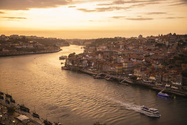 Panoramablick auf Porto bei Sonnenuntergang, Portugal - AHSF00867