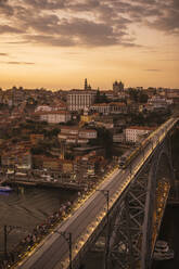 Panoramablick auf Porto mit der Ponte Dom Luis I bei Sonnenuntergang, Portugal - AHSF00868