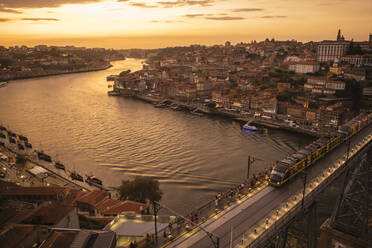 Panoramablick auf Porto mit der Ponte Dom Luis I bei Sonnenuntergang, Portugal - AHSF00869