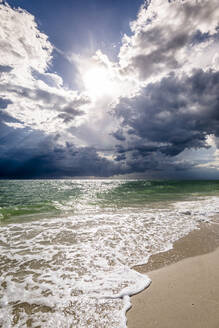 USA, Florida, Sonnenschein über dem Sandstrand des Golfs von Mexiko - EGBF00362