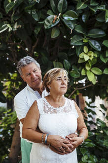 Senior couple embracing outdoors - MOSF00014