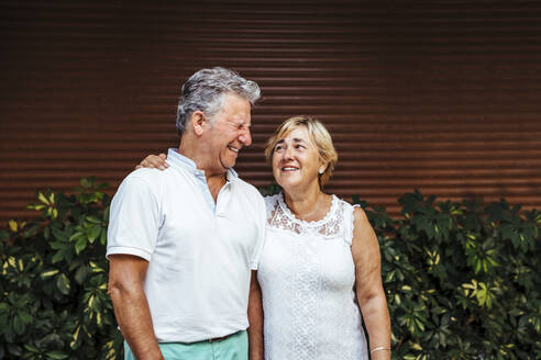 Happy senior couple outdoors - MOSF00015