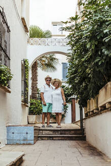 Älteres Touristenpaar in einem Dorf, El Roc de Sant Gaieta, Spanien - MOSF00035