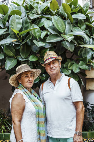 Porträt eines älteren Paares mit Blatthintergrund, El Roc de Sant Gaieta, Spanien, lizenzfreies Stockfoto
