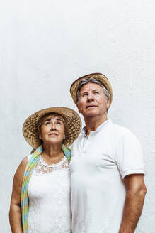 Porträt eines älteren Paares mit Blick nach oben - MOSF00044