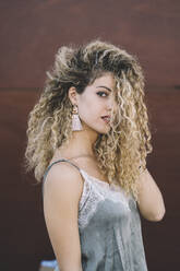 Porträt einer jungen Frau mit gefärbten blonden Locken - DAMF00137