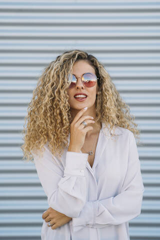 Porträt einer jungen Frau mit Sonnenbrille, lizenzfreies Stockfoto