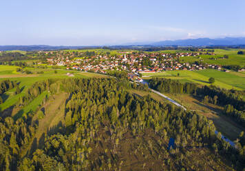 Deutschland, Bayern, Königsdorf, Luftbild des Königsdorfer Moors und der Stadt auf dem Land - SIEF09144