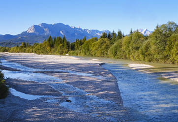 Deutschland, Bayern, Wallgau, Blick auf die Isar mit dem Wettersteingebirge im Hintergrund - SIEF09149