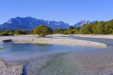 Deutschland, Bayern, Wallgau, Blick auf die Isar mit dem Wettersteingebirge im Hintergrund - SIEF09150