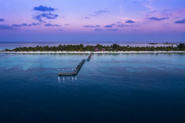 Malediven, Bodufinolhu, Luftaufnahme der Anlegestelle des Küstenferienortes auf dem Süd-Male-Atoll in der Abenddämmerung - AMF07335